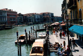 Tourists fill the Venice canal scene More Italy Photography -  Venice, Florence, Rome,  Ancient Roman towns ...photography by Bill Bell
